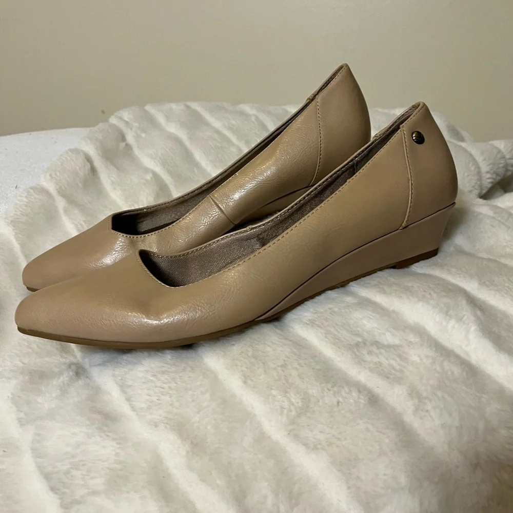 Lifestride Flex Spark 10M Nude Leather Kitten Wedge Workwear Office Summer Work